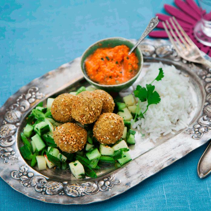 FALAFEL med tomatsås och krispig sallad Ca 30 min Falafel förp kikärtsbollar Olivolja* Tomatsås burk tomatsås Krispig gurksallad äpple ½ gurka ½ färsk persilja ½ salladshuvud ½ citron Olivolja* port