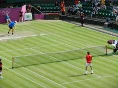6 TENNIS 4 p a) Vilken Grand Slam-turnering vann aldrig Ivan Lendl? Wimbledon b) Vem förlorade Wimledonfinalen två gånger mot Björn Borg?