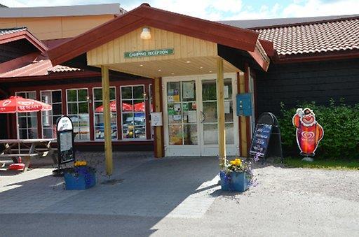 Rättviks Camping, Enåbadet Rättviks Camping, Enåbadet entré. Foto: Kristina Stenhols. Mysigt boende i våra stugor och vandrarhem Rättviks Camping erbjuder boende i en underbar miljö.