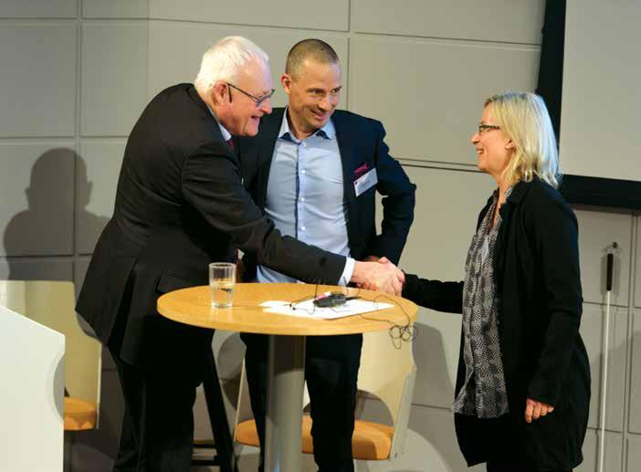 Vinnare av SIGNUMPRISET 2017: PIPPI LÅNGSTRUMP Juryns ordförande Professor Ulf Bernitz gratulerar vinnaren Saltkråkan AB:s Olle Nyman och Malin Billing.