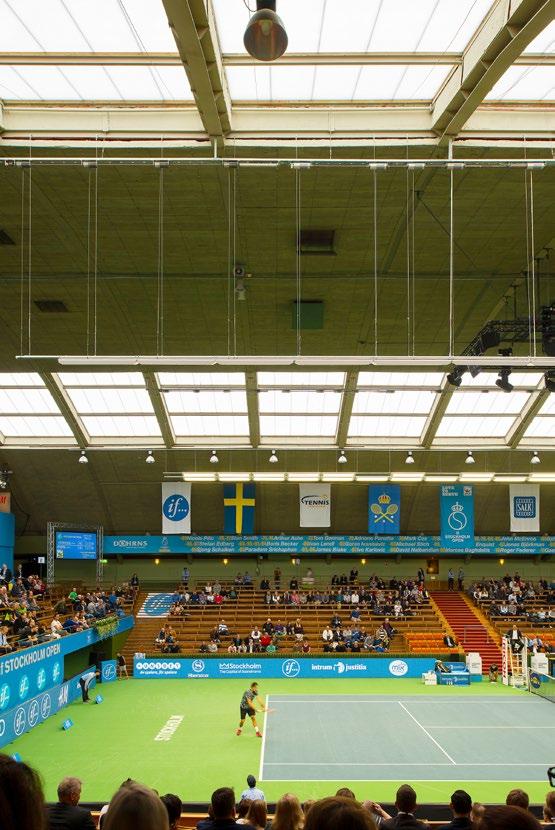 På Kungliga Tennishallen i Stockholm sitter stora lanterniner längs hela takets längd.