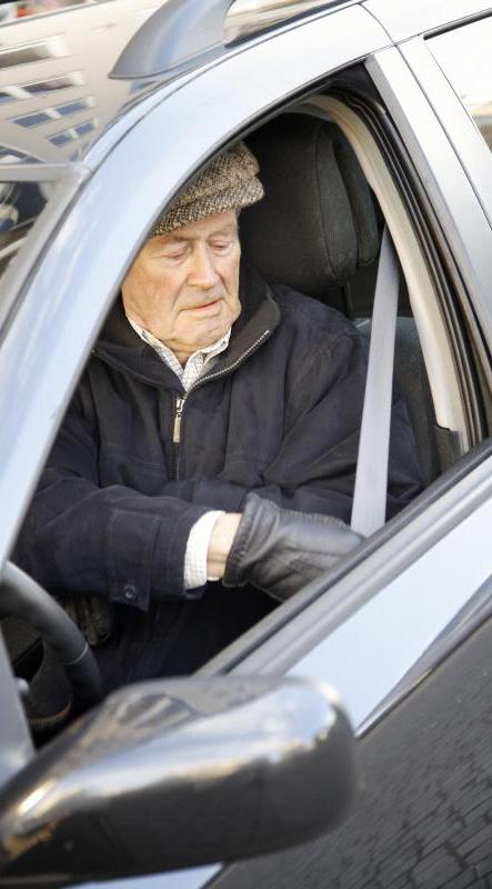 القيادة حتى أكبر سن ممكنة اختر سيارة مناسبة للسائق الكبير في السن. يجعل ناقل الحركة األوتوماتيكي السيارة أكثر سهولة في القيادة لوجود أمور أقل ينبغي متابعتها.