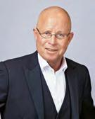 Tidigare uppdrag de senaste fem åren: Verkställande direktör för Hemsö Fastighets AB (samt styrelseuppdrag i dotterbolag till Hemsö Fastighets AB).