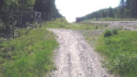 4.1.2 Mitträckesväg: Grusad separat cykelstig (sommarcykelväg) Vid E4 söder om Piteå och vid E22 vid Tollarp utanför Kristianstad har en utformningslösning studerats där det bredvid en mitträckesväg