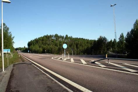 4.2.4 Mitträckesväg: Korsning med öppning i räcket på ett brett spärrområde Utmed väg 70 vid Västerby, mellan Säter och Hedemora, ses ett exempel på lösning för korsande.