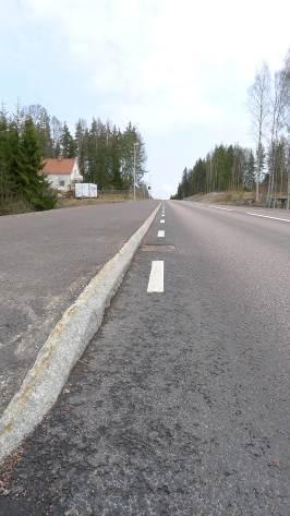 1 Tvåfältsväg utan mitträcke, cykelväg separerad med kantsten Denna typ av lösning där man med hjälp av en kantsten, eventuellt kombinerad med reflexkäppar, separerar de oskyddade trafikanterna från