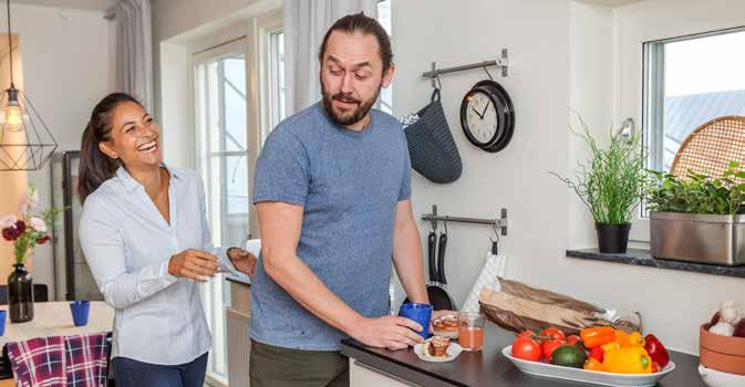 Bo i bostadsrätt Att bo i en bostadsrätt innebär stora friheter. Du kan måla om när du vill och du kan vara med och bestämma hur huset ska skötas. Det innebär också ett ansvar. Vad är en bostadsrätt?