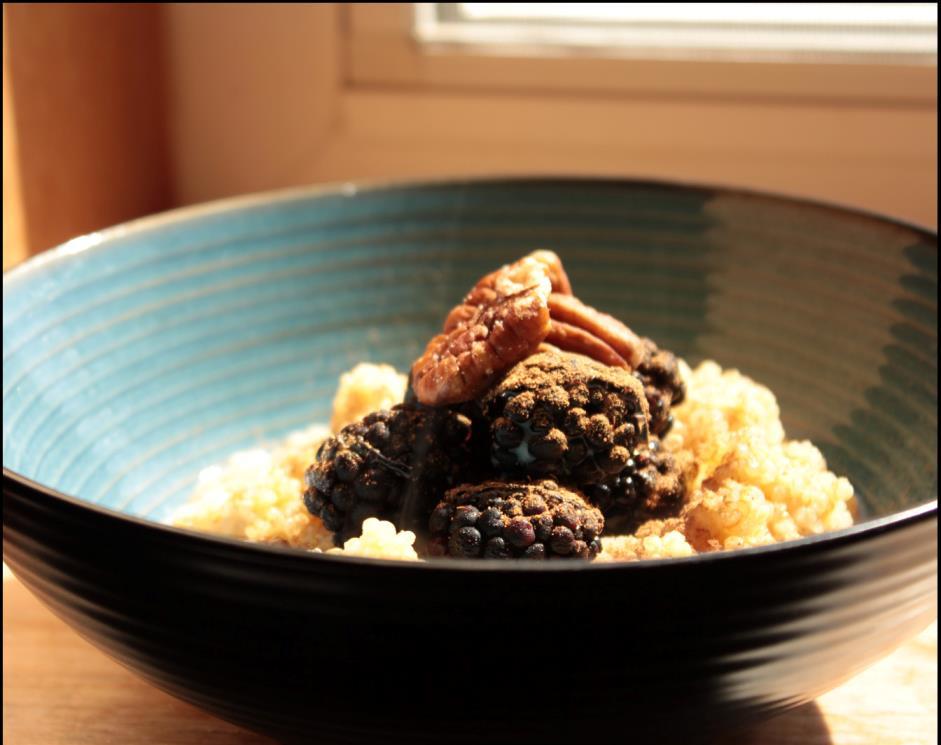 Varm och nötig Quinoa med kanel Förberedelse 20 minuter Kalorier: 445 Fett: 27 g För 2 pers. Protein: 11 g Kolhydrater: 39 g 2.5 dl osötad mandelmjölk 4 msk sköljd quinoa 1.