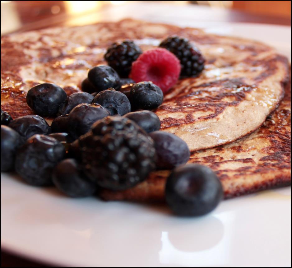 Rejäla pannkakor utan vetemjöl Förberedelse 5 minuter Kalorier: 524 Fett: 43 g För 2 pers. Protein: 27 g Kolhydrater: 15 g 2 bananer 2 ägg 3 msk kokosmjöl (TIPS: Risenta.