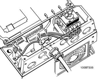 VLT HVAC Drive Design Guide 5. Så här installerar du Bild 5.5: Plintar för nät och jordning. Bild 5.6: Så här ansluter du till nät och jordning med frånskiljare (A5-kapsling). 5 5.2.4.