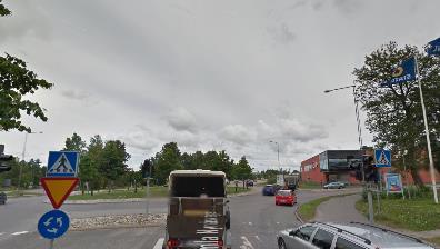 ~ 50 ~ Målet är uppnått när du som elev kan anpassa hastigheten för att få ett samspel med övrig trafik och välja rätt färdväg genom cirkulationsplatsen med körfältsbyte och teckengivning.