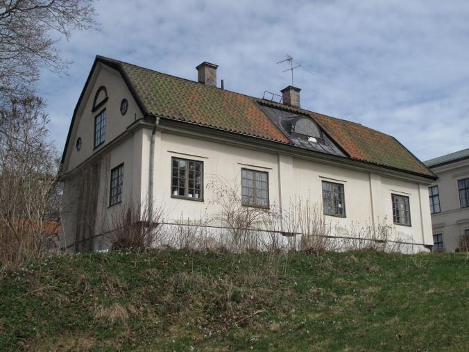 Mansardtaket slog igenom långsamt i Sverige och man väntar sig knappast så moderna byggnader ute på landsbygden före mitten av 1700-talet.