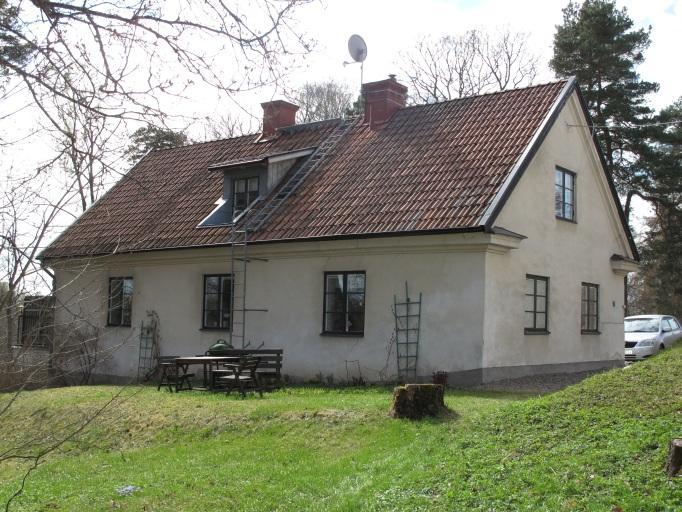 Källaren har ett stort slaget tegelvalv och är inrett med flera rum. Grunden är putsad med cement och målad grå. Fasaden är putsad att likna spritputs, ljust avfärgad.