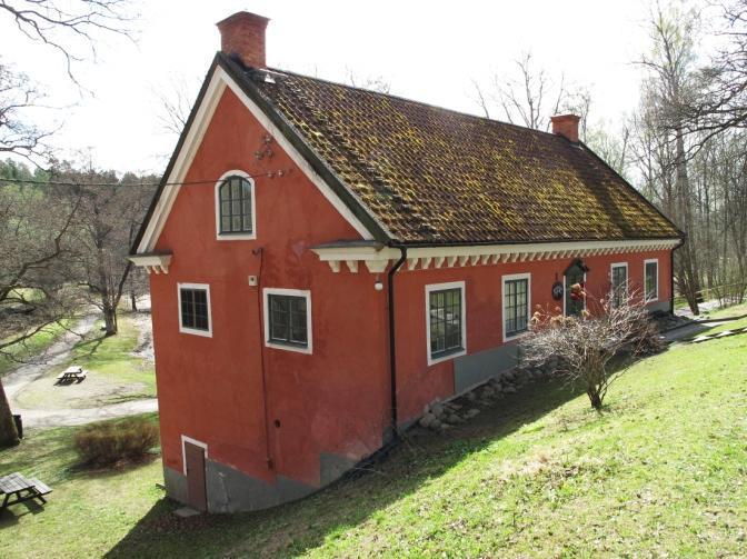 Det sista man gjorde var att rödfärga byggnaden och 1834 stod den till slut färdig. Efter några år började man också kalla byggnaden för Kyrkan eller Tjörkan.