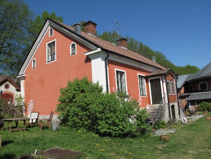 Trädgårdsmästarbostaden, Längbro 2:25. Historik Under 1880-talet satsade man mycket på trädgårdarna och parkerna runt Karlslund.