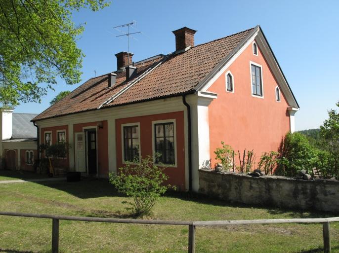 Som ett led i detta uppfördes också 1889 en trädgårdsmästarbostad som skulle fungera som bostadshus för trädgårdsmästaren och kusken med familjer.