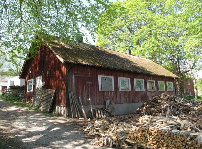 stall här och norr om detta ett redskapsskjul och