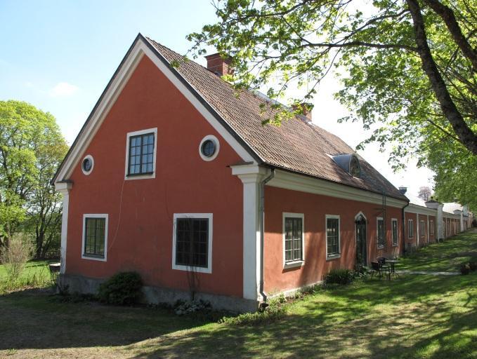 Slöjdstugan, Längbro 2:25. Historik Här fanns under den Günterska tiden en badstuga. 1824 byggde man om den till en slöjd- och snickarstuga.