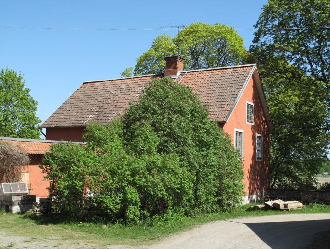 Sadelmakeri och gårdssmedja, Längbro 2:25. Historik Huset uppfördes 1855 av August Anckarsvärd. I bottenvåningen låg en gårdssmedja och en sadelverkstad.