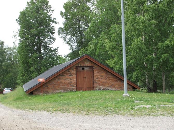 På södra sidan finns även två större jalusiförsedda öppningar, en på var sida om porten. Det finns ytterligare en öppning, en rund, ovanför porten.