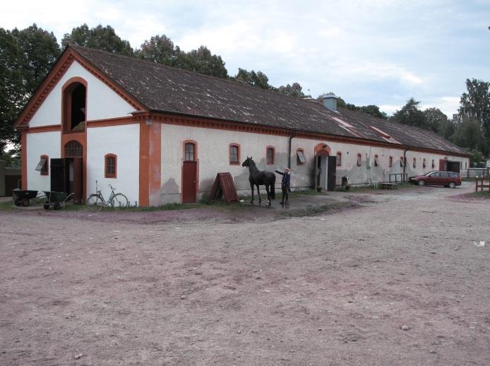 En vattenledning hade dragits från vattenreservoaren i koladugården och stallet hade både tornur och vällingklocka (som tidigare suttit på Anckarsvärds magasin).