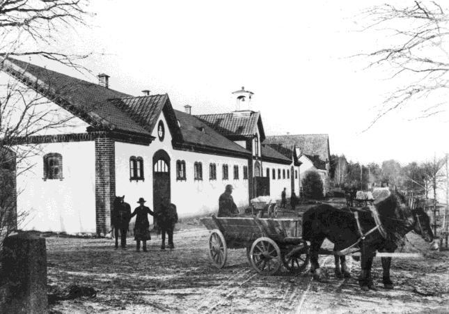 Status - Takbeläggningen håller inte tätt, flera olika lagningar har utförts. - Vindskivorna har torksprickor och färgen har flagnat. - Putsskador, på vissa ställen är de omfattande.