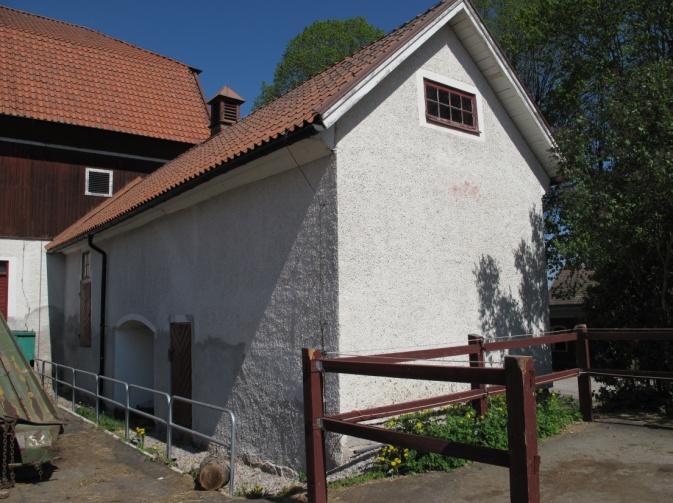 Slaktbod, Ladugårdsfyrkanten, Längbro 2:25 Historik Under 1820-talets intensiva byggnadsperiod uppfördes på Karslund flera nya ladugårdsbyggnader.