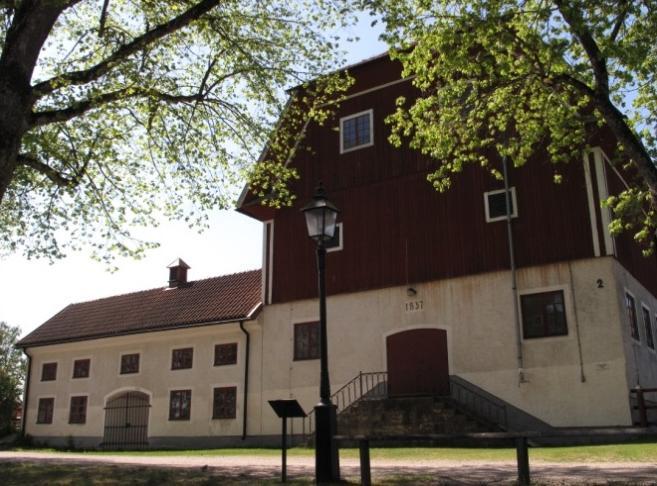 Koladugård, Ladugårdsfyrkanten, Längbro 2:25 Historik Under 1820-talets intensiva byggnadsperiod uppfördes på Karslund flera nya ladugårdsbyggnader.