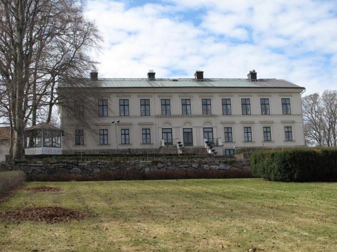 I värderingen från 1806 beskrivs det att Carlslunds huvudbyggnad är en mycket stor Corps de Logis men den är icke ännu inredd eller färdig.