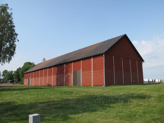 På västra sidan finns en mindre tillbyggnad. Teknisk beskrivning, exteriört Grund Plintar av huggen granit Stomme Regelstomme av timmer Fasad Nedre delen av fasaden är klädd med liggande panel.