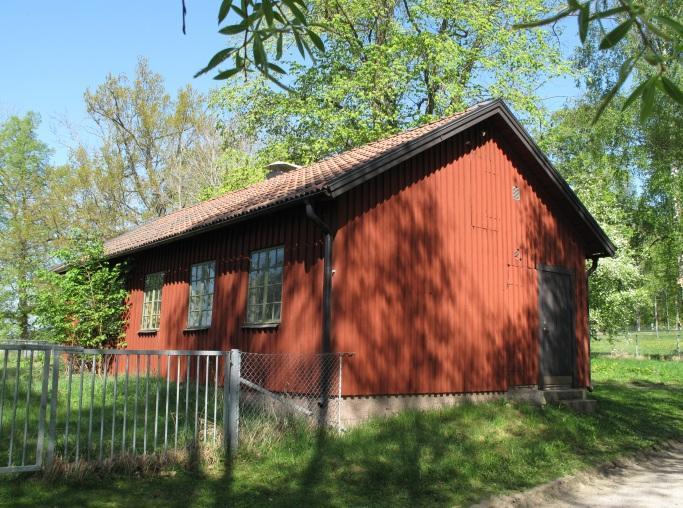 Ridbanans byggnader, Längbro 2:25. Stall Historik Ridbanan anordnades under 1850-talet. Stallbyggnaden kan vara från denna tid.