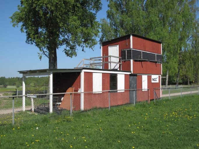 Övriga byggnader Funktionärsbyggnad Historik Byggnadsår okänt. Allmän beskrivning Tre baracker staplade på varandra. Klädda med rödmålad fasspontpanel. Vitmålade knutbrädor.