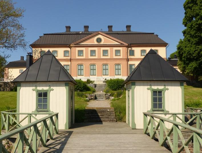 Till den arkitekturhistoriskt intressanta huvudbyggnad hör flyglar, inspektorsbyggnad, arbetarbostäder med trädgård och park där moderträdet till Tessins Åkeröäpplet fortfarande står kvar.