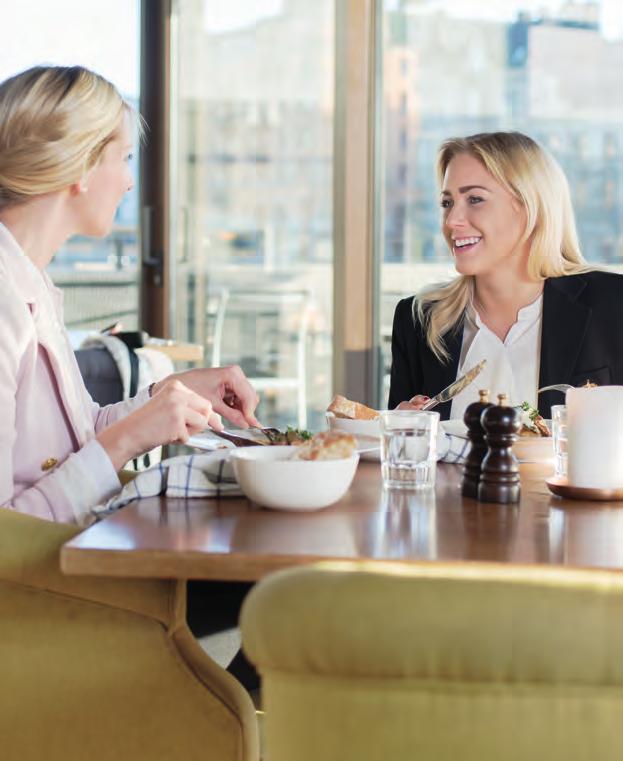 12:00 07:00 Frukost hemma i lägenheten Robert och Therese startar dagen hemma i sin lägenhet i