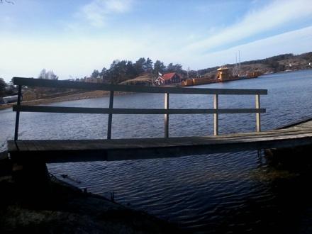 STIFTELSEN Flatön har adress Ängön 616 på Västkusten Huset ligger på stor tomt inte långt ifrån färjelägret och egen