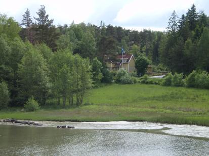 Det finns 8 bäddar fördelat på 3 dubbelrum på övervåningen och 2 enkelrum på entréplan.