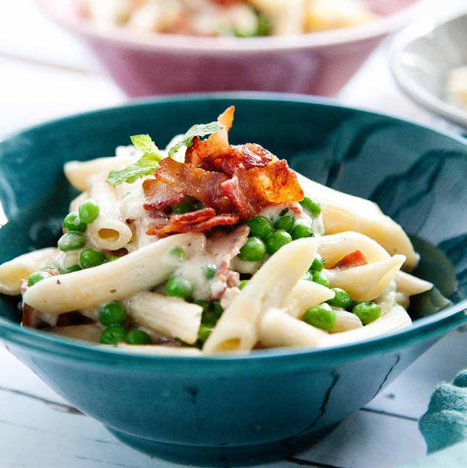 JESSICA FREJS krämiga pasta med mynta Ca 20 min Pasta 4 port pasta Salt* 2 pkt bacon ½ färsk mynta 200 gram gröna ärtor 2 dl creme fraiche 3 dl kokvatten från pastan 100 gram parmesanost 1 förp