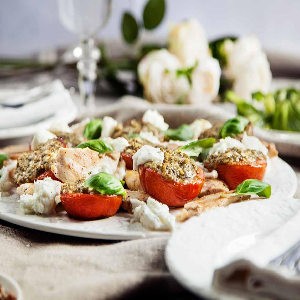 STEKT KYCKLING på pestogratinerade tomater och mozzarella Ca 40 min Kyckling 00 gram tinad kycklingfilé Olivolja och smör* Tomater 400 gram tomater, ca 3-4 st Olivolja* 1 tsk honung* 0 gram