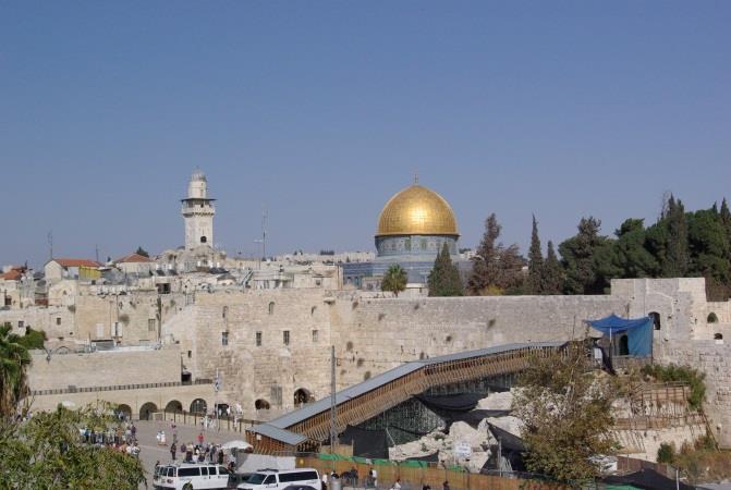 Mitt på Tempelberget i Jerusalem finns en klippa som sägs vara den plats där Abraham enligt Första moseboken (som finns i Bibeln) nästan offrade Isak, och det är viktigt för alla tre religionerna