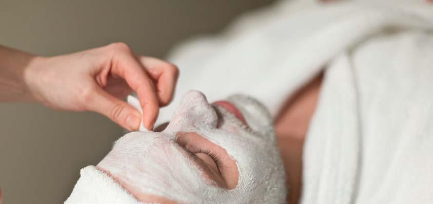 skalpmassage Massage/akupressur av ansikte,dekolltage och skalp. Verkar underbart avslappnande. Aromatiska växtessanser som vårdar & balanserar hårbotten.