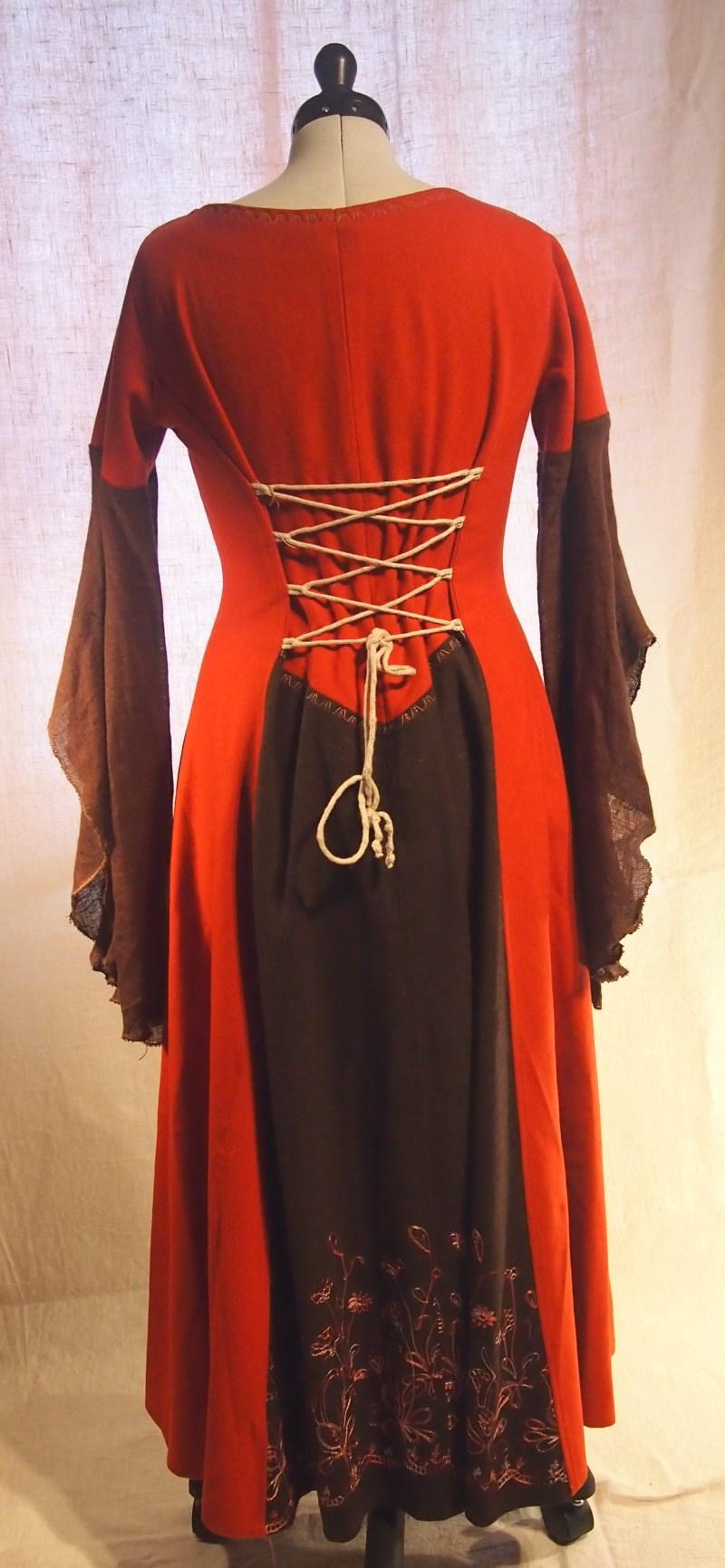 Klänningen har knyt i ryggen för att reglera storleken och ärmar i glesvävt och kokt linne.