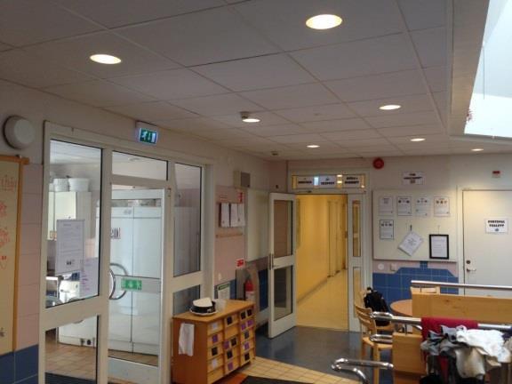 Downlights LED i hall runt ljuslanternin ger bra ljus på golv, men mer ljus kunde uppnås på