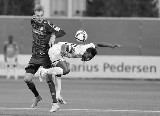 www.sport.sk FUTBAL 15 DOHRÁVANÝ ZÁPAS 24. KOLA NAJVYŠŠEJ SÚŤAŽE Dávid Škutka (vľavo) sa rozstrieľal a piatym jarným gólom zabezpečil víťazstvo Podbrezovej.