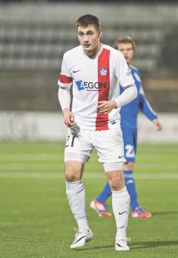16 FUTBAL štvrtok 30. 4. 2015 MILORAD NIKOLIČ (Ružomberok, 1) KUPČÍK (Podbrezová, 2) Čísla za klubom uvádzajú počet nominácií do zostáv kola.