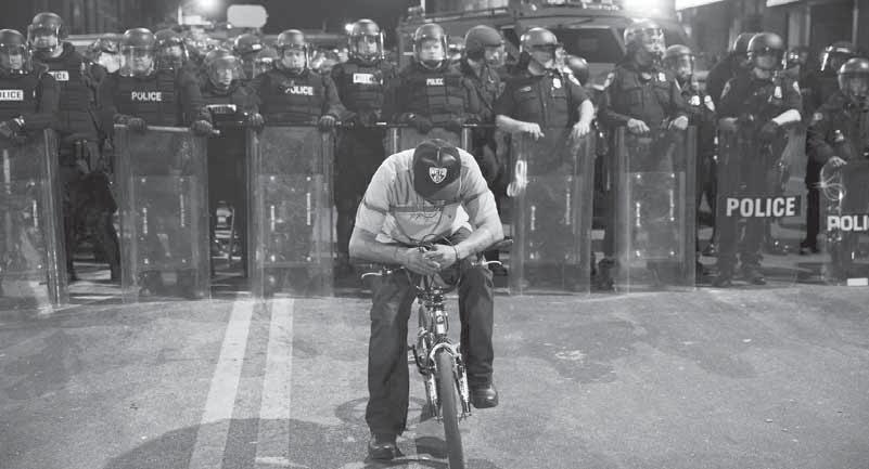 políciou a demonštrantmi, ktoré podnietilo nedávne úmrtie mladého Afroameričana v policajnej väzbe.