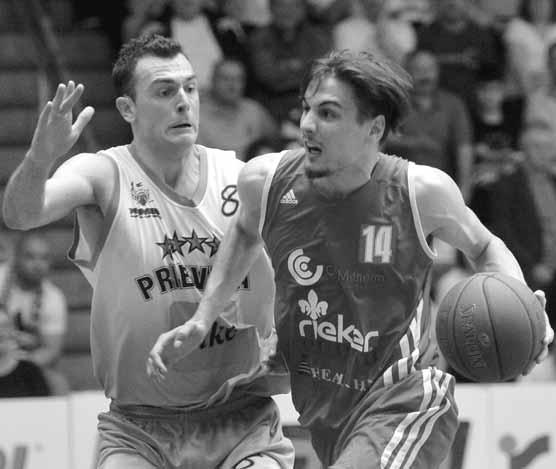 38 BASKETBAL štvrtok 30. 4. 2015 EUROVIA SLOVENSKÁ BASKETBALOVÁ LIGA DRUHÝ ZÁPAS FINÁLE PLAY-OFF Komárno zvíťazilo o bod! Komárno vedie vo finálovej sérii najvyššej súťaže basketbalistov už 2:0!