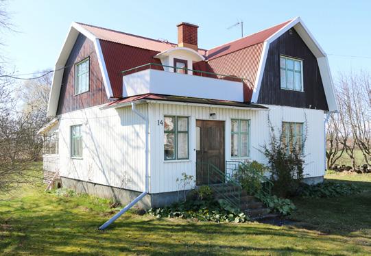 PERSNÄS 30-TALS VILLA MED FINT LÄGE 30-talsvilla med tillhörande gäststuga och uthus på lummig trädgårdstomt. Vackert läge intill Persnäs kyrka utan någon näraliggande granne.