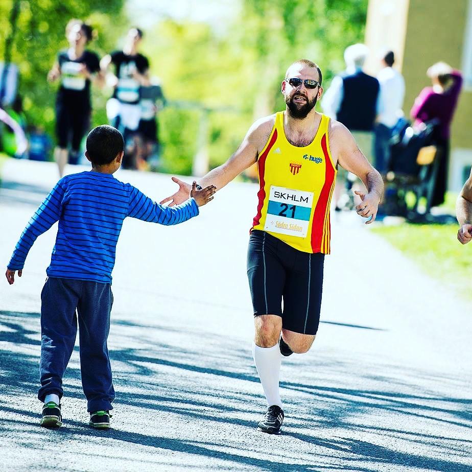 (Din assistent eller ledsagare behöver inte anmäla sig) Du springer, joggar eller går 2 km i den takt som passar dig.