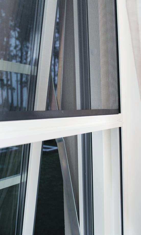 Insektsgardinen för fönster finns i fyra olika storlekar och kan monteras i fönster som öppnas inåt, utåt eller i takfönster. Då fönster öppnas inåt sker monteringen på fönsterkarmen utomhus.