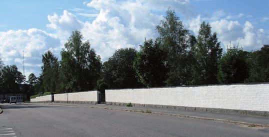 Allra längst söderut på den östra sidan övergår muren till en ca 0,7 m hög mur meterurad av oregelbundna grovhuggna stenar av varierande färg (grå, Del av östra kyrkogårdsmuren i vitputsat tegel.